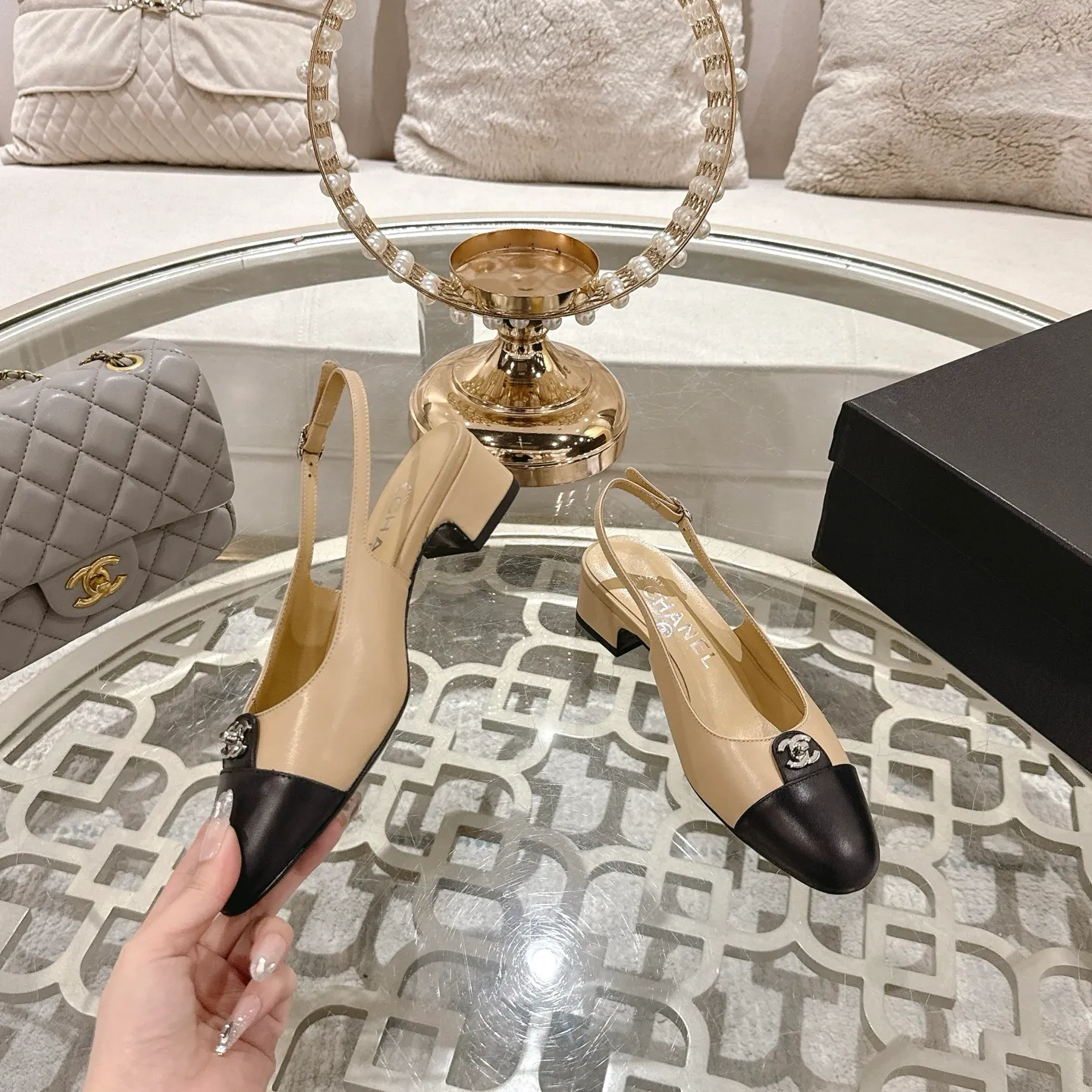 👟👟Ex-factory price 540👟👟 Chanel 𝟐𝟎𝟐𝟓SS spring and summer new double C button Mary Jane 🆕 Xiaoxiang𝐂jia's beautiful Mary Jane sandals are so sweet that they are so beautiful that they have a round square toe design. Cute and cute ~ metal/button logo. The appearance is super online. When you wear it, you will feel like a wealthy daughter. I thought it looked good only when I put it on my feet, I realized how easy it is to wear ~ Upper: Customized lambskin Lining: Sheepskin Outsole: Genuine leather outsole imported from Italy Code number: 35-42 (customized on 40.41.24, non-refundable) Packaging: The latest gift box packaging at the counter